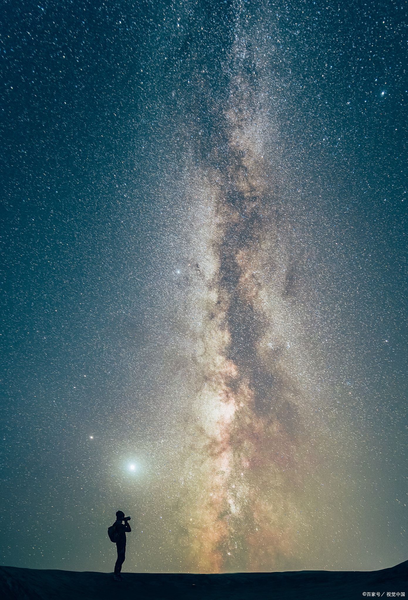 开云平台-夜空闪耀星辰，足球盛宴华丽登场