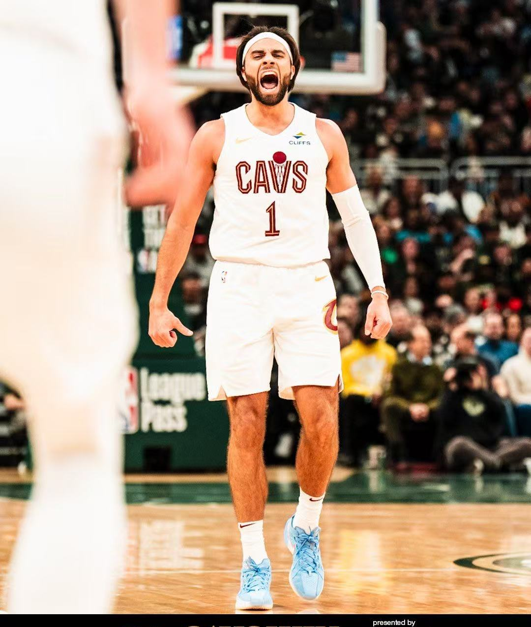 开云体育在线-骑士队击败老鹰，继续保持胜势