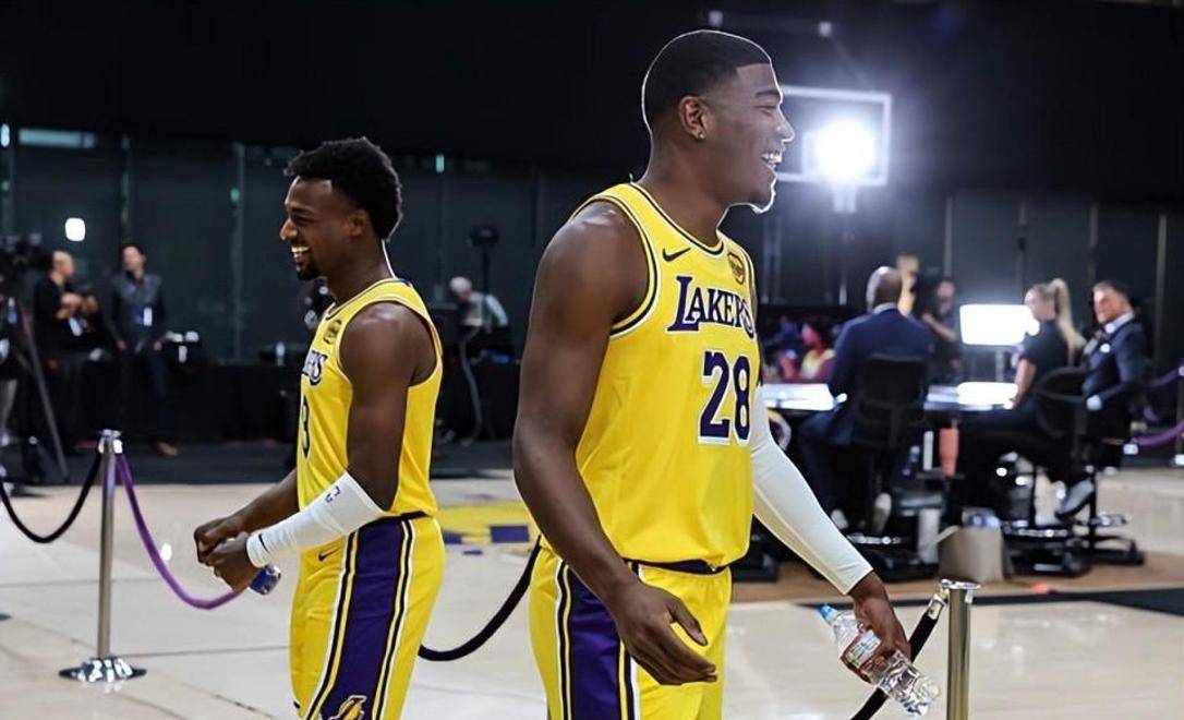 开云平台-湖人队球星再次受伤，季后赛前景堪忧的简单介绍