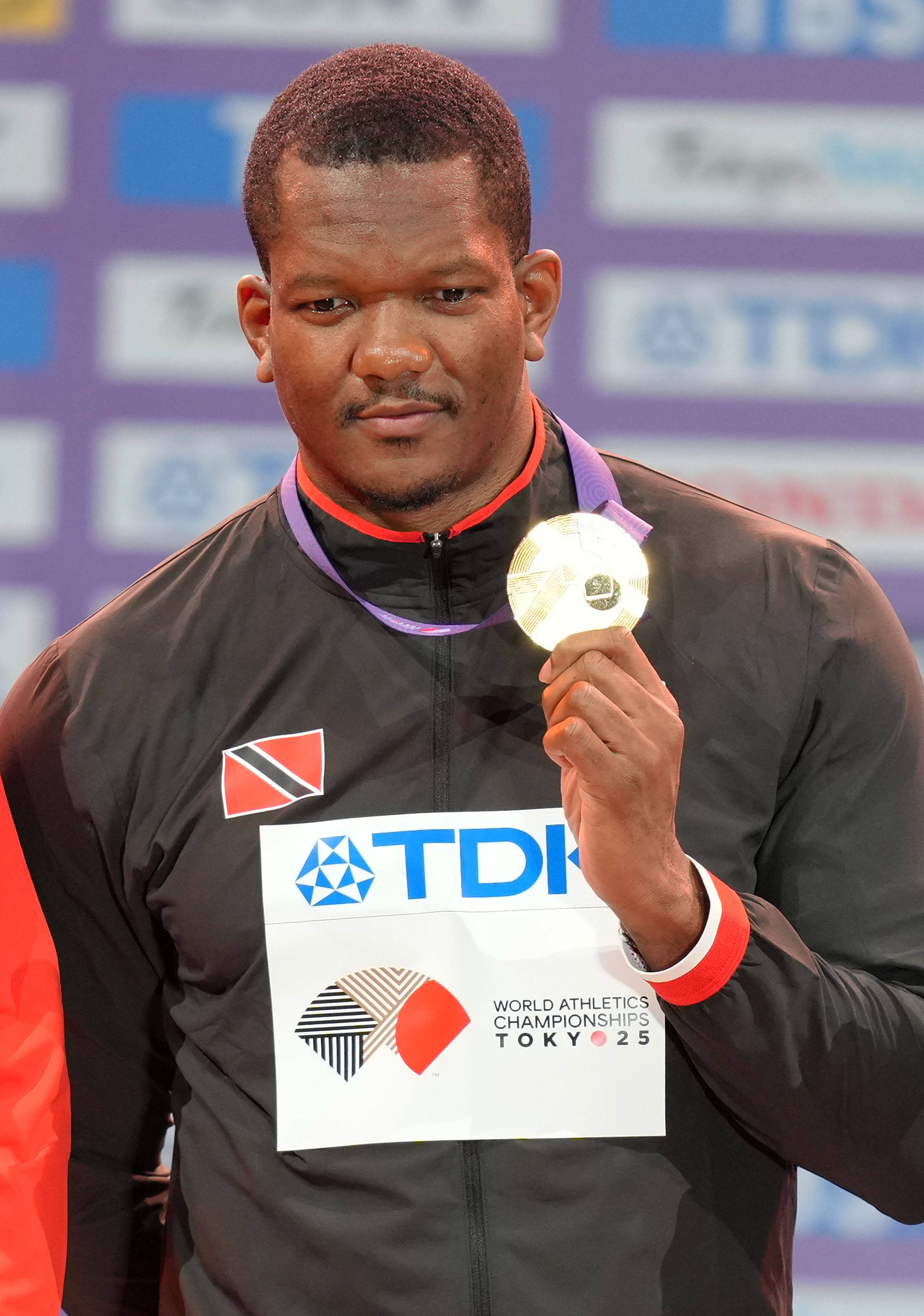 开云下载-瑞典选手在田径比赛中勇夺冠军奖杯