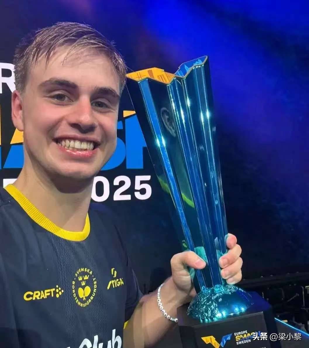 瑞典选手在田径比赛中勇夺冠军奖杯 瑞典选手在田径比赛中勇夺冠军奖杯