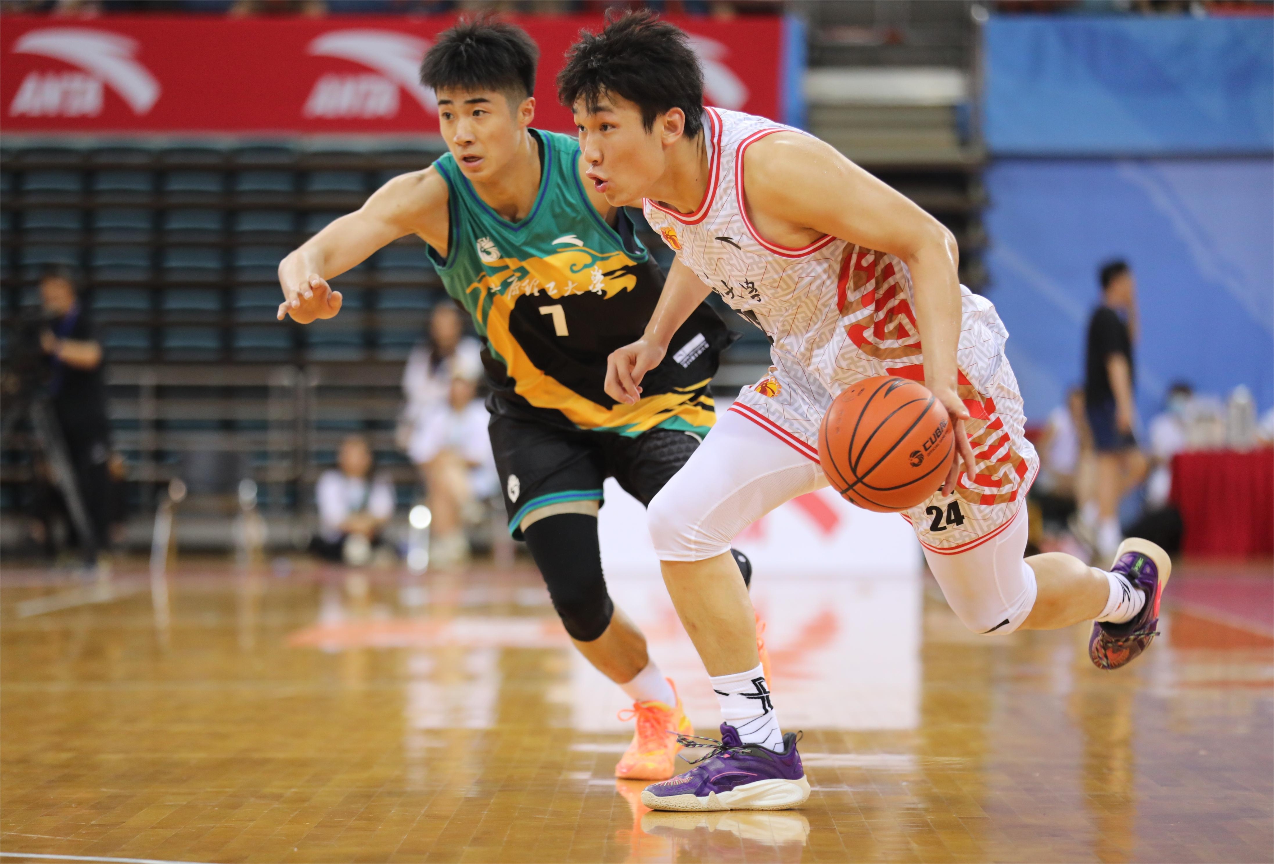 篮球赛事精彩纷呈,场上对抗激烈 篮球赛事精彩纷呈,场上对抗激烈