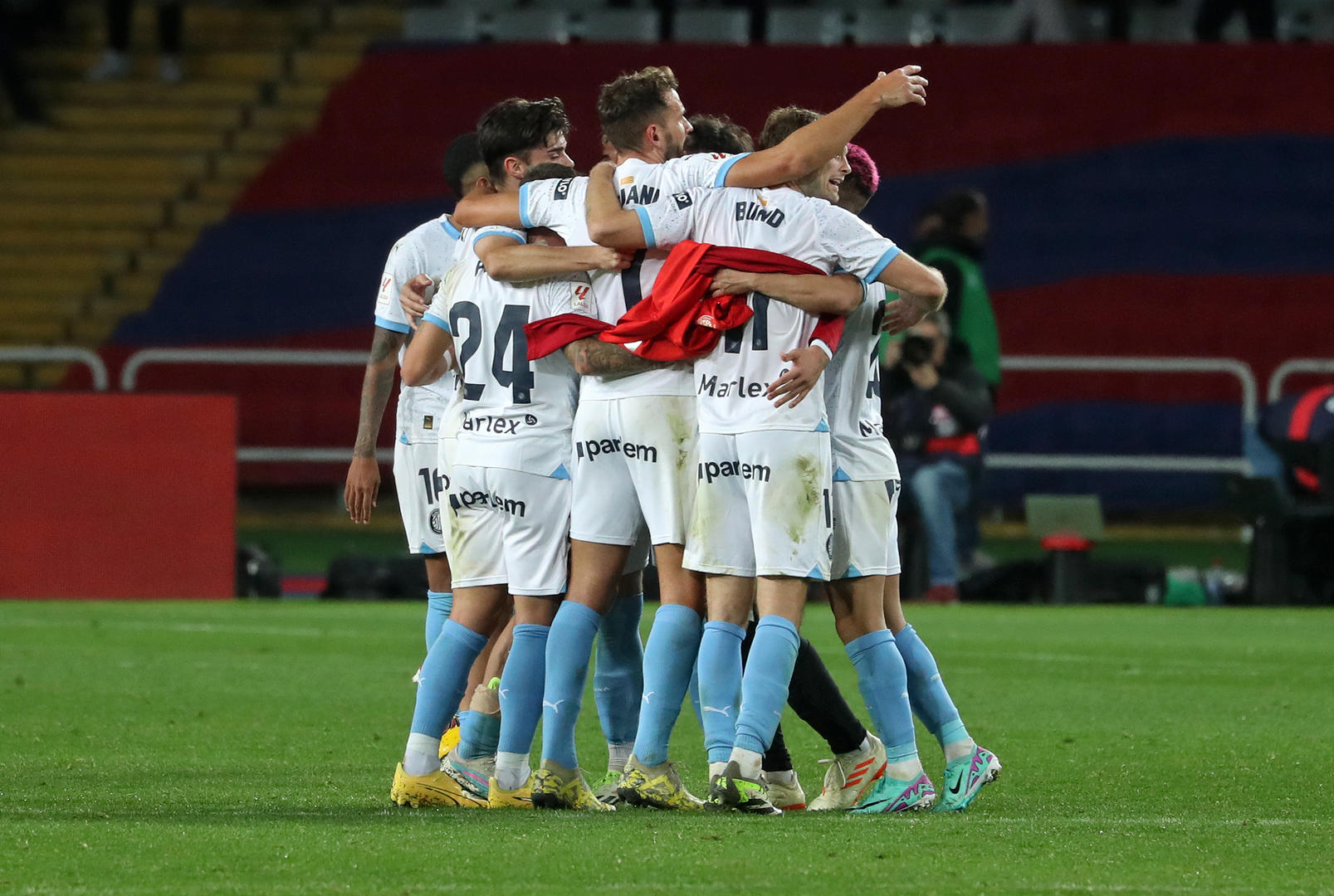 赫罗纳战袍亮相，球员心气高昂