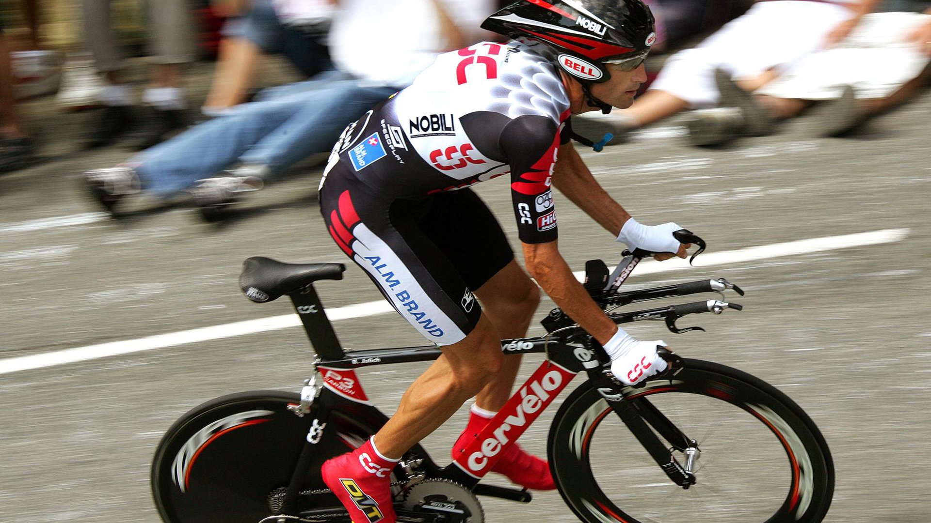 开云体育官网-黄潜艇的波兰节奏，当足球的战术韵律遇上赛车手莱奥的赛道接管术