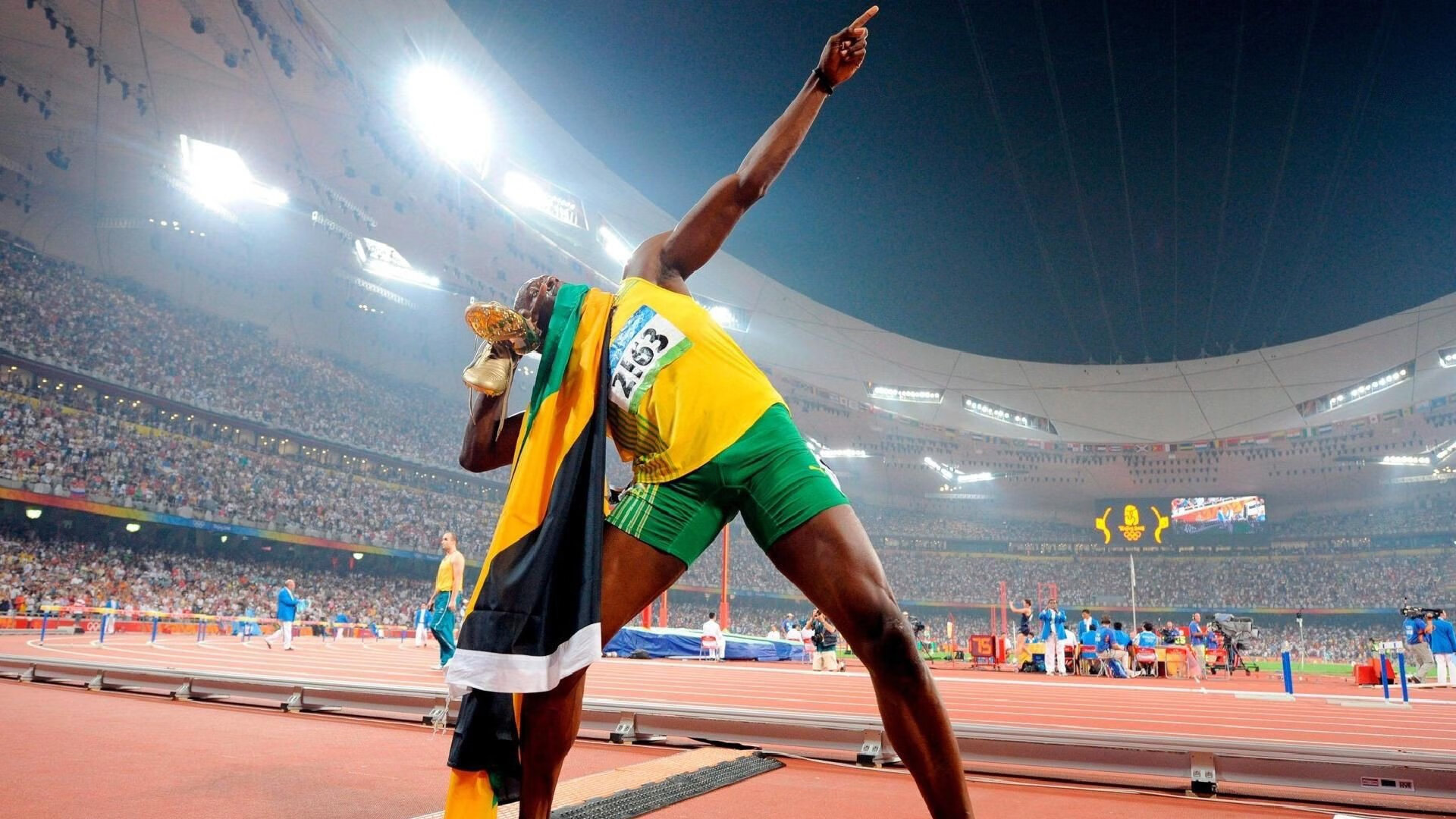 开云APP-平行时空的绿茵诡计，当拜仁尖刀刺穿红色王朝